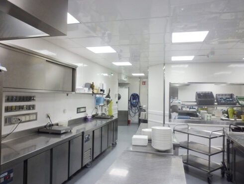 Respect des normes sanitaires en salle propre 